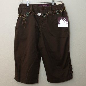Gloria Vanderbilt capris, NWT, brown w multicolored belt. Stylish and cool.